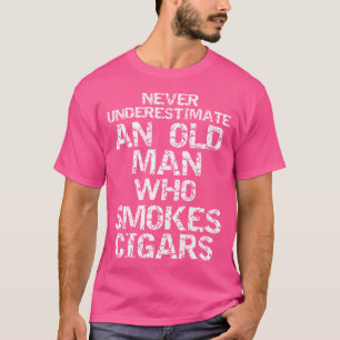 T-shirt Papa Ne Sous-Estime Jamais Un Vieux Homme Qui Fuma