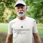 T-shirt Papa Nom personnalisé | Cadeau minimaliste<br><div class="desc">Célébrez votre papa préféré avec style avec ce t-shirt minimaliste sur mesure ! Doté d’un script noir propre avec un accent du coeur moderne,  cette chemise est parfaite pour les nouveaux grands-pères,  la fête des pères,  les anniversaires,  ou simplement pour montrer l’amour des petits-enfants.</div>