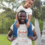 T-shirt papa papa de baseball personnalisé<br><div class="desc">T-shirt papa de baseball avec du texte rétro moderne et un baseball dans les couleurs classiques du rouge et du blanc,  personnalisé avec votre nom d'enfant.</div>