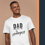 T-shirt Papa, tu es la fête des pères la plus forte<br><div class="desc">Papa, tu es le T-shirt de la Fête du Père le plus Forte. T-shirt de papa le plus fort. Le texte est de la typographie moderne noire. Vous pouvez modifier n'importe quel texte ou l'effacer. Un cadeau parfait pour un père ou un nouveau père le jour ou l'anniversaire d'un père....</div>