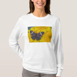 T-shirt Papillon sur une fleur jaune