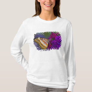 T-shirt Papillon tropical aux fleurs violettes