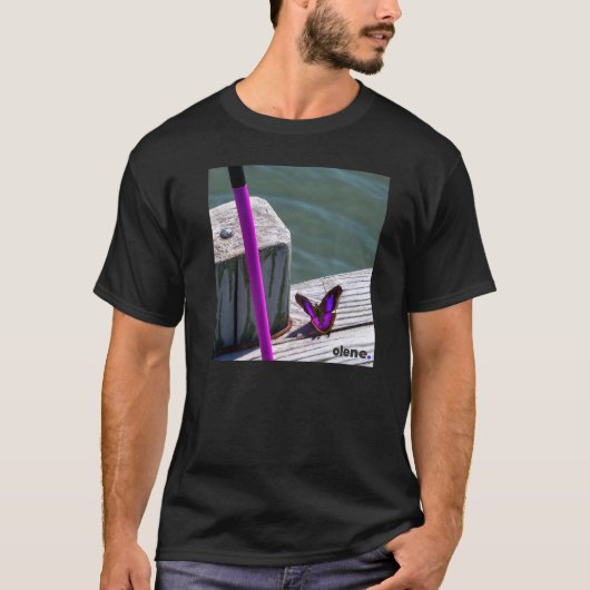 T-shirt Papillon Violet sur une Jetée de Pêche (Devant)