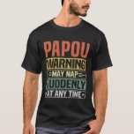 T-shirt Papou avertissement peut sombrer à tout moment - C<br><div class="desc">Obtenez cette tenue de dire amusante et sarcastique pour grand-père fier qui aime ses adorables petits-enfants,  petits-fils,  petites-filles sur la fête des pères ou noël,  jour des grands-parents,  Portez ceci pour reconnaître votre grand-père doux et cool dans le monde entier!</div>