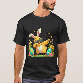 T-shirt Pâques de poulet déguisé en lapin cachant des oeuf