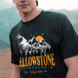 T-shirt Parc national de Yellowstone Montagnes Wolf Vintag<br><div class="desc">Design vintage Yellowstone US National Park Wolf, Mountains & Adventure. Super vêtements design pour les personnes qui aiment le camping en plein air, camping, randonneur, randonnée, voyage en voiture, voyage en famille, voyage d'été. Le tee-shirt parfait à porter lors de la planification du voyage dans les parcs nationaux. Une excellente...</div>
