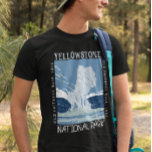 T-shirt Parc national de Yellowstone Vieux fidèles en détr<br><div class="desc">Design vectoriel de la forêt de Yellowstone. Le parc comprend des canyons spectaculaires,  des rivières alpines,  des forêts luxuriantes,  des sources chaudes et des geysers qui brassent,  dont son plus célèbre,  Old Faithful.</div>