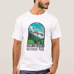 T-shirt Parc national des Great Smoky Mountains Vintage<br><div class="desc">Grande Smoky Mountains oeuvre vectorielle dans un design de style fenêtre. Le parc comprend des forêts luxuriantes et une abondance de fleurs sauvages qui fleurissent toute l'année.</div>