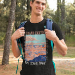 T-shirt Parc national du Grand Canyon Arizona en état de d<br><div class="desc">Grande Canyon dessin vectoriel. Le parc abrite une grande partie de l'immense Grand Canyon,  avec ses bandes de roches rouges superposées qui révèlent des millions d'années d'histoire géologique.</div>