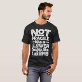 T-shirt Pas fragile comme une fleur fragile comme une bomb (Devant entier)