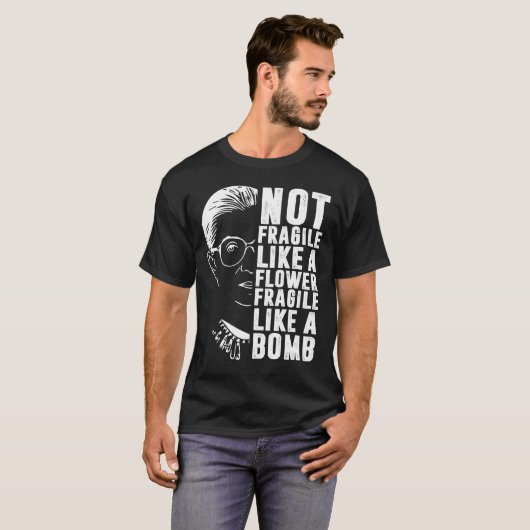 T-shirt Pas Fragile Comme Une Fleur Mais Une Bombe Ruth Gi (Devant entier)
