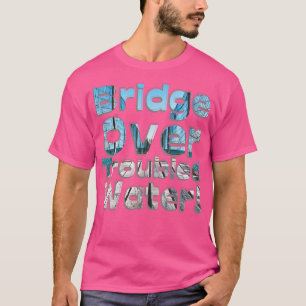T-shirt Passerelle au-dessus de l'eau trouble
