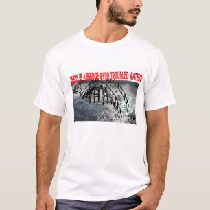 T-shirt Passerelle au-dessus des eaux agitées