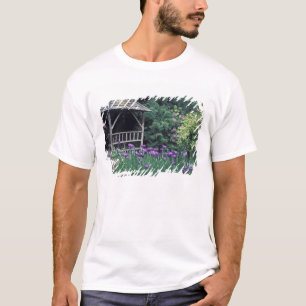 T-shirt Pavillon en bois dans le jardin en contrebas à