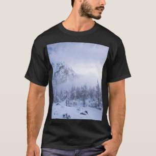 T-shirt Pays merveilleux d'hiver, brouillard, forêt d'épin