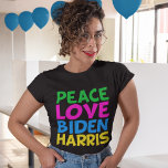 T-shirt Peace Love Biden Harris<br><div class="desc">Le mignon Joe Biden Kamala Harris t-shirt de l'élection 2020 pour un démocrate progressiste qui aime les desseins politiques amusants et colorés.</div>