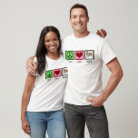 T-shirt Peace Love Corgi photo<br><div class="desc">Un joli cadeau de Noël pour les propriétaires de corgi avec un joli signe de paix vert, le coeur rouge et un beau chien de corgi pembroke.</div>