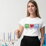 T-shirt Peace Love Hanoukka Menorah Cute Femmes<br><div class="desc">Peace Love Un t-shirt féminin Hanoukka pour un ami juif qui aime célébrer Chanukah. Un joli signe de paix,  un coeur,  et une belle menorah.</div>