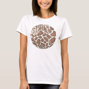 T-shirt peau de girafe regardant la boule fixement