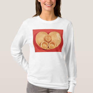 T-shirt Pectoral avec les boucles d'oreille de port d'un