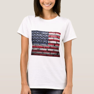 T-shirt peinture du drapeau américain sur un mur de brique