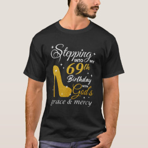 T-shirt Pénétrer dans mon 69e anniversaire avec la grâce d