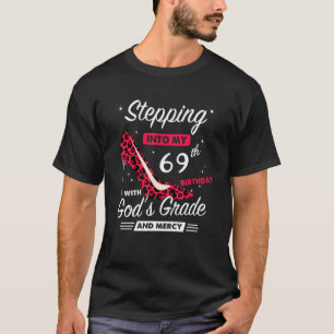 T-shirt Pénétrer dans mon 69e anniversaire avec la grâce d