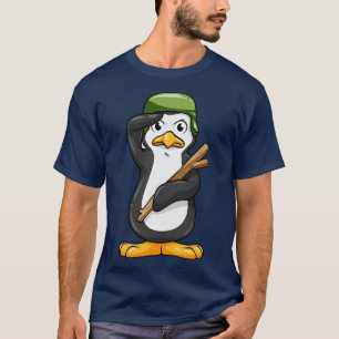 T-shirt Penguin comme soldat avec casque et salut militair