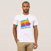T-shirt Pensez différemment - rétro Apple parodient le (Devant entier)