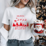 T-shirt Père Noël croient Noël traditionnel famille rouge<br><div class="desc">Père Noël croient Noël traditionnel vacances modernes élégant rouge et blanc assorti décoration familiale privilégient le design cadeau de t-shirt.</div>