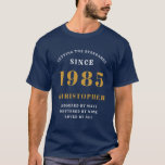 T-shirt Personnalisé 40th Birthday 1985 Ajouter Nom Blue G<br><div class="desc">Tshirt homme d'anniversaire personnalisé en bleu et or pour ceux nés en 1985. Customisez facilement tout le texte sur ce T-shirt "Anniversaire" en utilisant le modèle fourni. Une partie de la gamme "Fixer des Normes" d'idées d'anniversaire.</div>