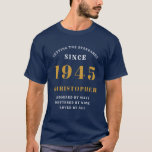 T-shirt Personnalisé 80th Birthday 1945 Ajouter Nom Blue G<br><div class="desc">Tshirt homme d'anniversaire personnalisé en bleu et or pour ceux nés en 1945. Customisez facilement tout le texte sur ce T-shirt "Anniversaire" en utilisant le modèle fourni. Une partie de la gamme "Fixer des Normes" d'idées d'anniversaire.</div>