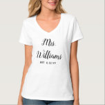 T-shirt Personnalisé Mme Est Votre Date Mariée Cadeau V co<br><div class="desc">mrs personnalisé est votre date, cadeau fiançailles pour le mariage marié, cadeau pour le mariage marié, cadeau de mariée maillot marié, nouveau nom moderne, script de calligraphie noir et blanc, cadeaux de douche nuptiale récemment engagé, coutume mrs v lune de miel du cou, soirée bachelorette mrs t-shirt v, mariage tshirt...</div>