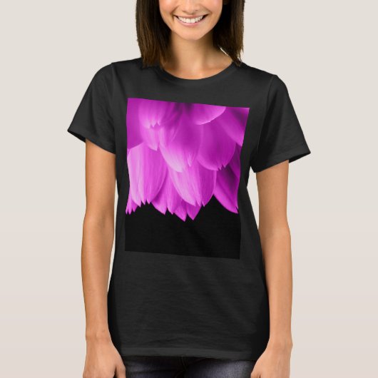 T-shirt Pétales de fleurs roses chaudes sur noir (Devant)