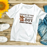 T-shirt Petit cowboy premier rodéo nom personnalisé<br><div class="desc">Petit cowboy premier rodéo personnalisé nom de famille assorti t-shirt.</div>