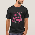 T-shirt Petit Fils de la mariée Calligraphie rose Script<br><div class="desc">Conception de police vintage de script de calligraphie cursive pour la fête de fiançailles, le dîner de répétition, la douche nuptiale ou la fête de bachelorette. Marchandises mariages correspondant pour la mariée, sa famille et ses amis. Couleur rose vif pour une soirée amusante avec la mariée, la bonne d'honneur, la...</div>