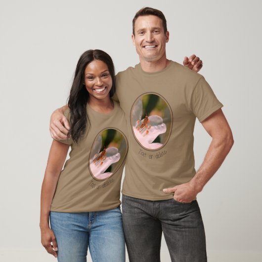 T-shirt Petit Grasshopper Sur Fleur Azalée Blanche (Unisexe)