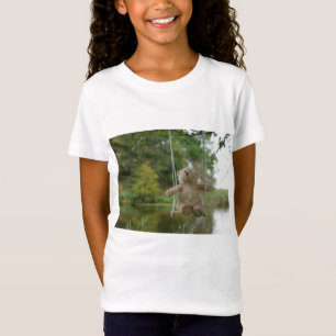 T-Shirt Petit ours sur une balançoire à un arbre