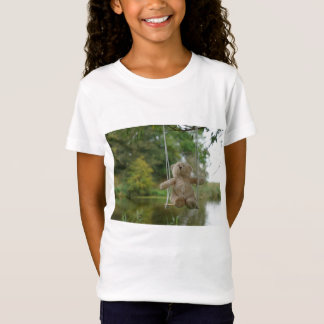 T-Shirt Petit ours sur une balançoire à un arbre