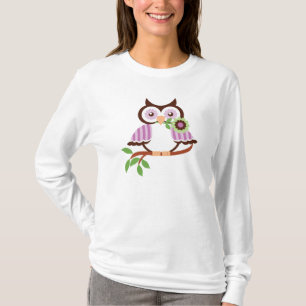 T-shirt Petite chouette de printemps tenant une fleur dans