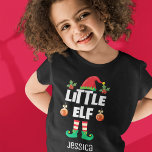T-shirt Petite famille elfe correspondant nom de la tenue<br><div class="desc">Entrez dans l'esprit de vacances avec ce t-shirt ludique Petit elfe qui fait partie d'une collection d'elfes de famille assortie contenant des cadeaux pour n'importe quel membre de la famille. Parfait pour toute réunion de famille de Noël, ou en pyjama de famille, ce t-shirt est doté d'un casquette elfe et...</div>