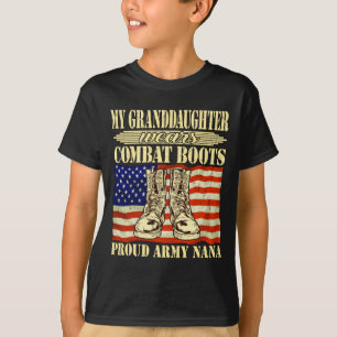 T-shirt Petite-fille d'homme porte des bottes de combat -