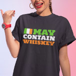 T-shirt Peut contenir un Whiskey | Funny Irish Drinking Hu<br><div class="desc">Des t-shirts amusants de la St. Patricks Day avec une police de caractères de bloc en orange,  blanc et vert,  les couleurs du drapeau irlandais et le texte "peut contenir du whisky" avec le drapeau de l'Irlande en haut à droite.</div>