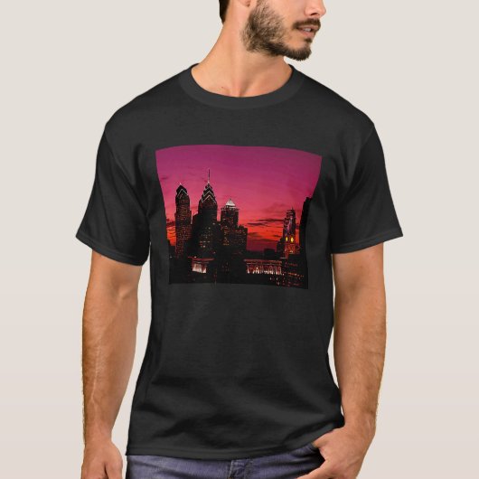 T-shirt Philadelphia's Skyline Silhouette at Sunset (Devant)
