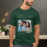 T-shirt Photo de famille de Noël nom de pin conique<br><div class="desc">Personnalisez et ajoutez votre propre photo de famille. Un cadre vert décoré d'un cône et d'une végétation en pin. Ajoutez votre nom de famille et votre année.</div>