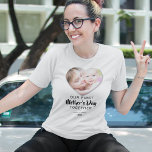 T-shirt Photo de notre première fête des mères<br><div class="desc">T-shirt photo de jour de la mère personnalisée avec une photo du coeur de la maman et de l'enfant, le dicton "la première journée de notre mère ensemble", leurs noms, et l'année. Conseil photo : Découpez vos photos en carré avant de télécharger pour vous assurer que le sujet est au...</div>