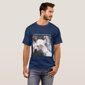 T-shirt Photo d'un chien blanc mignon avec patte arrière s (Devant entier)
