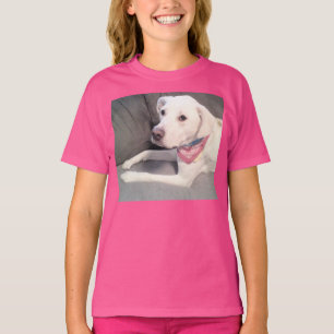 T-shirt Photo d'un mignon chien blanc avec écaille rose