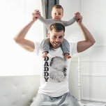 T-shirt Photo Effet Brossé Daddy<br><div class="desc">Voici le T-shirt photo à effet brossé Daddy - votre façon unique de commémorer des souvenirs spéciaux en famille et entre amis. Ce t-shirt unique imprimé sur mesure est l'outil de puissance pour créer une impression durable. Le T-Shirt Daddy Brushed Effect Photo met en scène le bar pour une combinaison...</div>