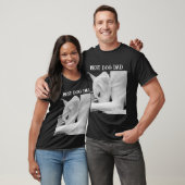 T-shirt Photo en noir et blanc de mignon chien reposant av (Unisexe)
